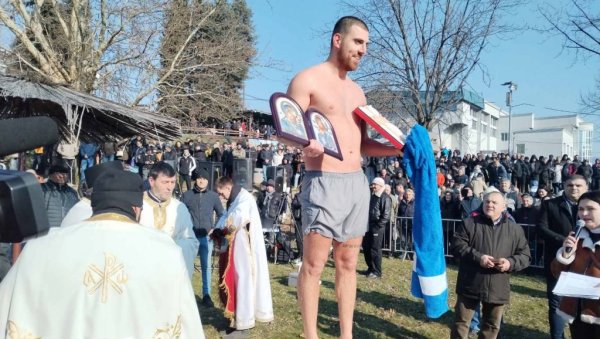 МИЛАН СТИГАО ПРВИ ДО ЧАСНОГ КРСТА: У Власотинцу у богојављенском пливању учествовало 108 пливача