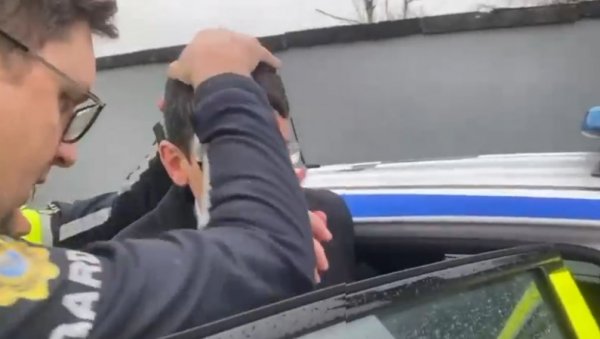 МОГУ МЕ БАЦИТИ У ЋЕЛИЈУ, АЛИ НЕ МОГУ МЕ НАТЕРАТИ ДА ЛАЖЕМ“: Наставник ухапшен због једне речи (ВИДЕО)