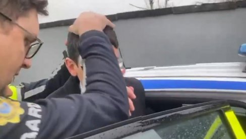 МОГУ МЕ БАЦИТИ У ЋЕЛИЈУ, АЛИ НЕ МОГУ МЕ НАТЕРАТИ ДА ЛАЖЕМ“: Наставник ухапшен због једне речи (ВИДЕО)