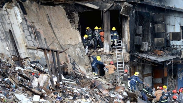 ВЕЛИКИ БРОЈ СТРАДАЛИХ У ПОЖАР У ТРЖНОМ ЦЕНТРУ У КАРАЧИЈУ: За неколико десетина људи се још увек трага (ФОТО)