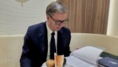 НАМА СЕНДВИЧАРИМА ЈЕ МНОГО ЛАКШЕ НЕГО ДРУГИМА Вучић направио предах у Давосу: Сад могу да издржим до касних вечерњих сати