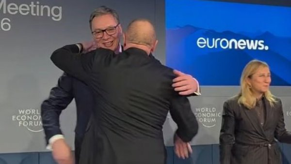 ВУЧИЋ СЕ У ДАВОСУ ПОЗДРАВИО СА ВЕЛИКИМ ПРИЈАТЕЉЕМ: Увек ми је драго да га сретнем (ВИДЕО)