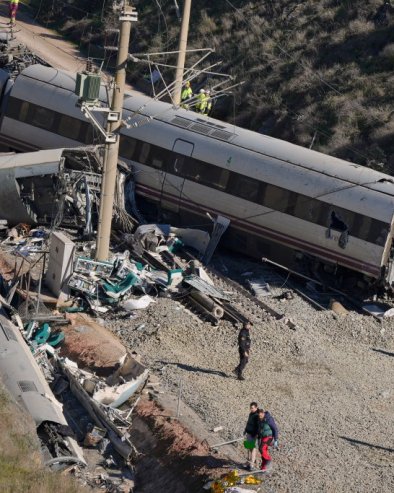НОВА ЖЕЛЕЗНИЧКА НЕСРЕЋА: Машиновођа погинуо, 20 особа повређено када је приградски воз ударио у одрон
