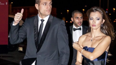 АНА ЈЕ СА НЕМАЊОМ ВИИДИЋЕМ У БРАКУ ПРЕКО ДВЕ ДЕЦЕНИЈЕ И УВЕК ЈЕ ТУ ЗА ЊЕГА: На дан венчања потписала је скандалозан уговор! (ФОТО)