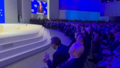 PRVI RED U DAVOSU: Vučić prati obraćanje američkog predsednika