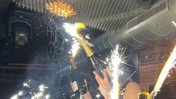 ЕВО КАКО СЕ ЗАПАЛИО БАР СМРТИ У ШВАЈЦАРСКОЈ: Италијани снимили симулацију пожара у Кран-Монтани - Ватра букнула у секунди (ВИДЕО)