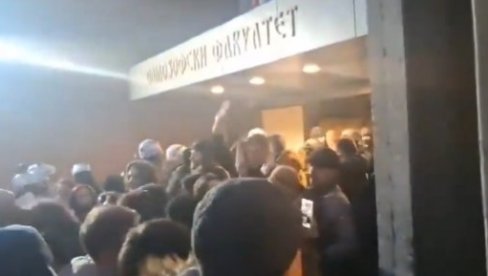 HOROR U NOVOM SADU: Dinkovi separatisti psuju decu srpskim policajcima (VIDEO)
