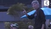 HAOS U MELBURNU! Teniserka usred meča optužila trenera za izdaju, a on hitno pobegao sa tribina