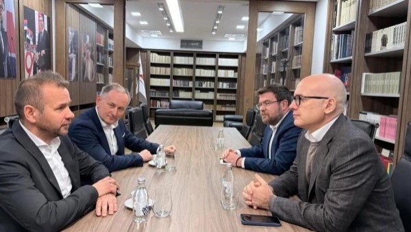 ВУЧЕВИЋ ПРИМИО ДВОЈИЦУ МАЂАРСКИХ ДЕЛЕГАТА Лидер СНС се састао са изаслаником Орбана и амбасадором Мађарске у Србији