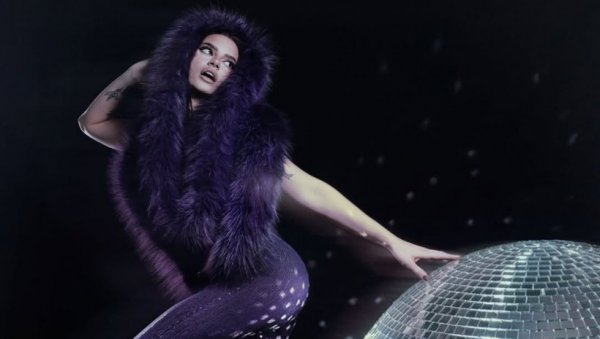 НЕКИ ОДНОСИ НИСУ ЗА ЦЕО ЖИВОТ: Барбара Бобак о новој песми, компилацији старих хитова, заљубљивању и плановима за будућност (ФОТО)