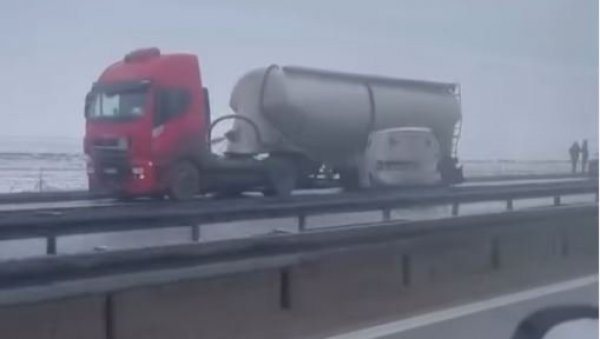 ХАОС НА АУТО-ПУТУ КА НОВОМ САДУ: Чак четири саобраћајне незгоде, све стоји, километарске колоне (ВИДЕО)