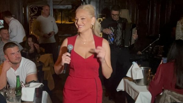 ОДУШЕВИЛА БЕОГРАЂАНЕ: Илда Шаулић промовисала песме са новог албума (ФОТО)