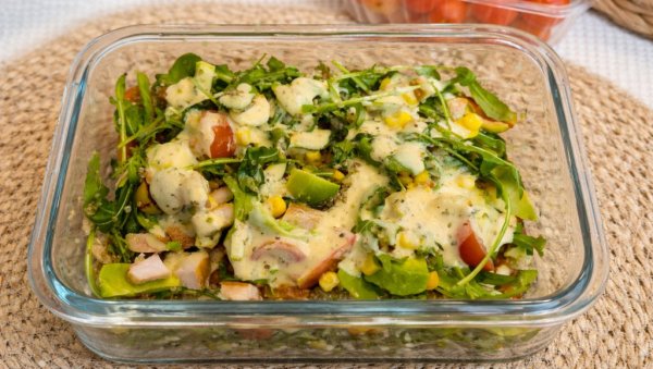 САЛАТА СА КИНООМ, ПИЛЕТИНОМ И АВОКАДОМ: Рецепт за лагану и хранљиву салату