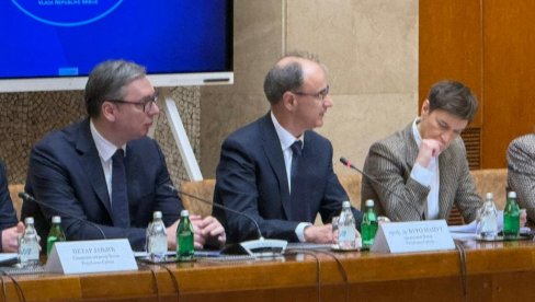 НИСАМ СТРУЧАН, АЛИ УМЕМ ДА ВИИДМ РЕЗУЛТАТ Вучић: Покажите визију и брините о будућности