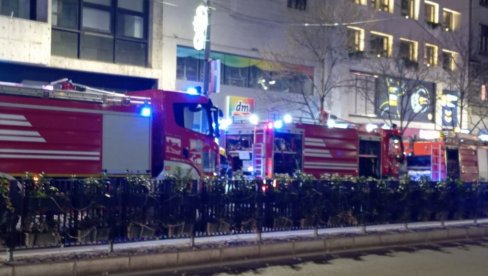 VELIKI POŽAR NA TERAZIJAMA: Više vatrogasnih vozila učestvuje u gašenju, sumnja se na eksploziju