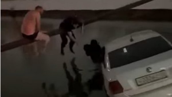 ТРОЈИЦА МУШКАРАЦА СПАСИЛА ДЕЧАКА И МАЈКУ ИЗ ПОТОПЉЕНОГ ТАКСИЈА: Погледајте херојску акцију у Дагестану (ВИДЕО)