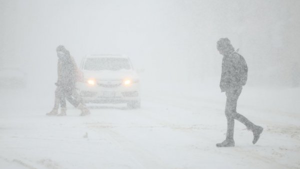 РАСТЕ БРОЈ МРТВИХ У ЗИМСКОЈ ОЛУЈИ У САД: Без струје више од 860.000 домачинстава, отказано више од 12.000 летова