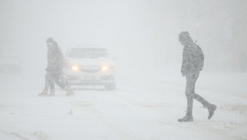 RASTE BROJ MRTVIH U ZIMSKOJ OLUJI U SAD: Bez struje više od 860.000 domačinstava, otkazano više od 12.000 letova