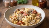КРЕМАСТА ПАСТА СА ПЕЧУРКАМА И СУШЕНИМ ПАРАДАЈЗОМ: Италијански класик готов за 20 минута