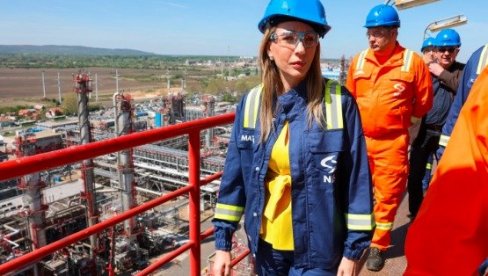 ĐEDOVIĆ HANDANOVIĆ POSETILA RAFINERIJU U PANČEVU: Ponosna sam što građani skoro 100 dana nisu osetili posledice sankcija NIS-u