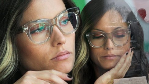 POLA AUTOMOBILA U MERMERU: Nesvakidašnji spomenik na grobu Mirkinog oca - poginuo pre njenog rođenja, glumica po njemu dobila ime (VIDEO)