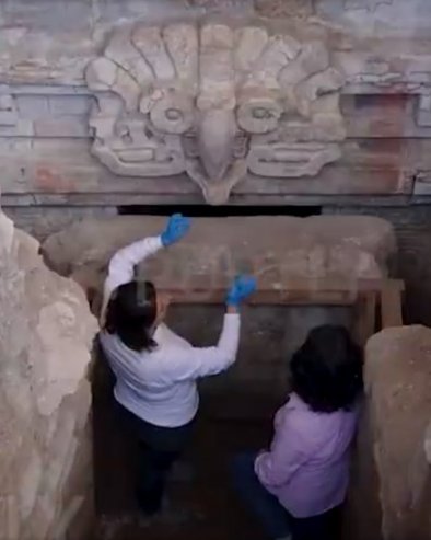 ОТКРИЋЕ ВЕКА У МЕКСИКУ: Сова смрти и лице владара у древној запотечкој гробници (ВИДЕО)