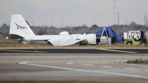 „ХЈУСТОН, ИМАМО ПРОБЛЕМ“ ПОНОВО: НАСА авион WB-57F слетео без точкова, труп захватила ватра (VIDEO)