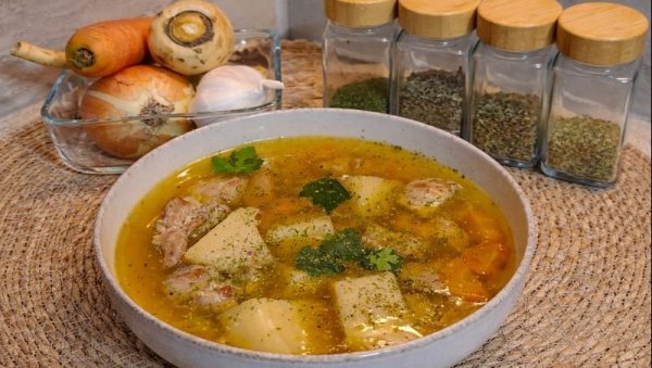 КРОМПИР ЧОРБА СА ЋУРЕЋИМ МЕСОМ: Домаћи оброк на кашику који прија у свако доба