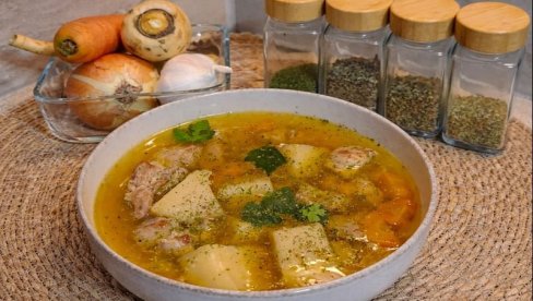KROMPIR ČORBA SA ĆUREĆIM MESOM: Domaći obrok na kašiku koji prija u svako doba
