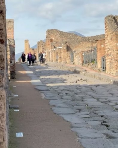 АРХЕОЛОЗИ У ЧУДУ: Нове љубавне поруке и скице на зиду древне Помпеје (ВИДЕО)