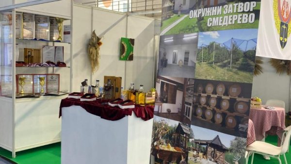 И АПС МЕЂУ ШТАНДОВИМА: На Сајму  воћарства, повртарства и виноградарства представљене ракије са економије смедеревског затвора