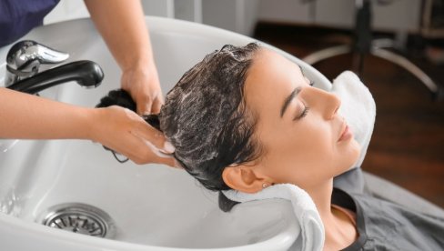 ОДГОВОР НА ВЕЧИТО ПИТАЊЕ ЖЕНА: Да ли је лоше прати косу сваки дан?