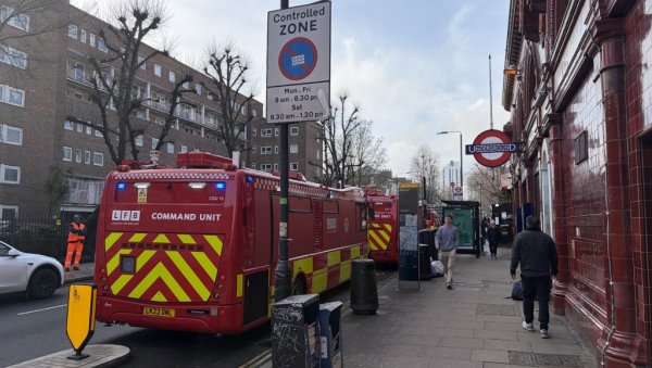 БУКНУО ВЕЛИКИ ПОЖАР КОД ГЛАВНЕ ЖЕЛЕЗНИЧКЕ ПРУГЕ: Ватром захваћене две зграде - 70 ватрогасаца на терену