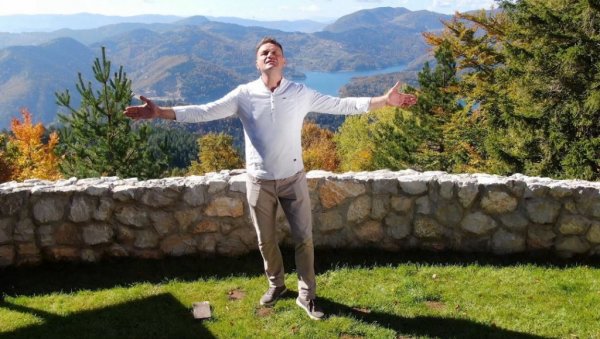 ПЕСМА О МАЈЦИ КОЈА ЈЕ РАСПЛАКАЛА РЕГИОН: Дирљива прича певача из такмичења Никад није касно (ФОТО)