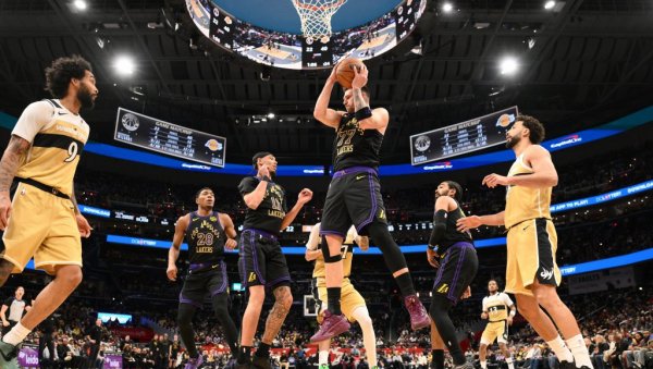 АУ, ШТА ТИ ДЕЧКО РАДИШ!? Лука Дончић дели лекције у победи Лејкерса над Визардсима