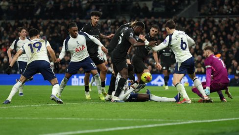 BURA U PREMIJER LIGI! Finalista Lige šampiona smenio trenera!