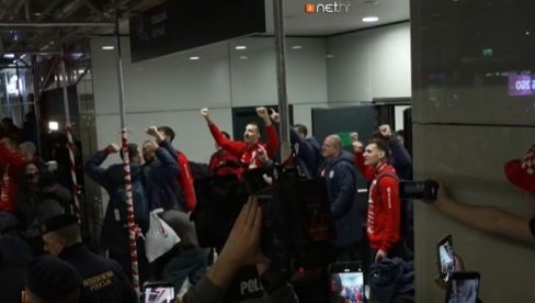 УСТАШТВО ПОСТАЛО ЗВАНИЧНА ИДЕОЛОГИЈА ЕВРОПСКЕ ХРВАТСКЕ: Министри на аеродрому у Загребу певали Томпсона на дочеку рукометаша!