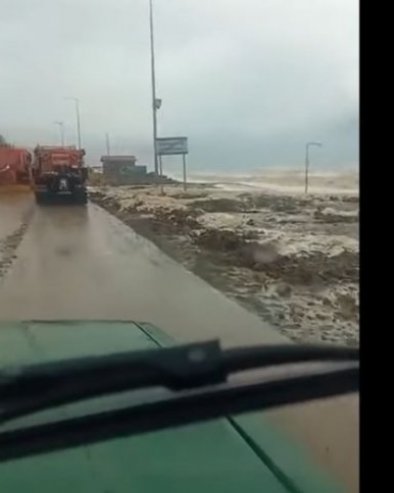 СНАЖНО НЕВРЕМЕ ЗАХВАТИЛО ГРЧКУ: 15 аутомобила заробљено сатима -  школе затворене (ВИДЕО)