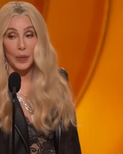 СКАНДАЛ НА ГРЕМИЈУ: Шер награду доделила покојном певачу и позвала га да изађе на сцену - Сад су јој јавили да је УМРО