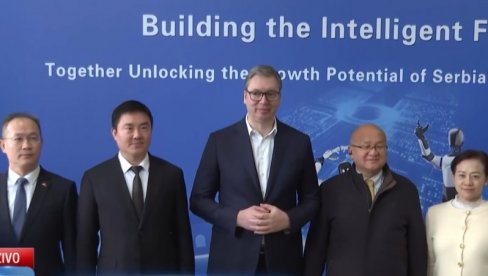 ВУЧИЋ У КИНЕСКОМ КУЛТУРНОМ ЦЕНТРУ: Председник на презентацији робота компаније AGIBOT (ВИДЕО)