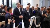 LUKA IMA ČVRST STISAK RUKE: Vučić se pozdravio sa robotom - predsednikov komenatar nasmejao sve prisutne (VIDEO)