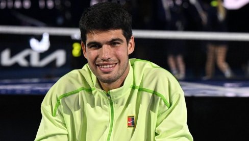 ЗАРАЂУЈЕ МИЛИОНЕ, ЖИВИ У МАЛОМ СТАНУ СА РОДИТЕЉИМА: Мушема на столу и баштенске столице у дневном боравку, а ево где спава