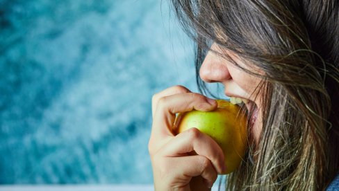 ZDRAVLJE IZ TANJIRA: Jabuka pre obroka - 200 kalorija manje