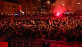 УСТАШЕ СЕ ОКУПИЛЕ У ЦЕНТРУ ЗАГРЕБА: Вијоре се заставе ХОС-а, носе мајице За дом спремни (ФОТО)