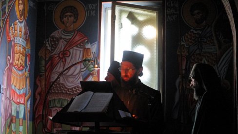 ПРАВИЛА ПОНАШАЊА У ЦРКВИ: Шминка и одећа у овој боји - никако, а ево због чега вас још могу опоменути