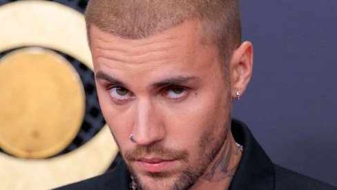 ВРАТИО СЕ НА СЦЕНУ ПОСЛЕ 4 ГОДИНЕ, ПА ШОКИРАО: Џастин Бибер у гаћама и чарапама на Гремију (ВИДЕО)