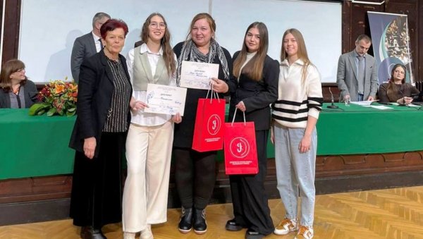 ПАРАЋИНСКЕ ЛИНГВИСТКИЊЕ НАЈБОЉЕ У СРБИЈИ: Поново победиле на републичком такмичењу (ФОТО)