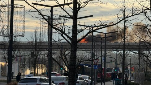 ГОРИ КОМБИ НА ГАЗЕЛИ: Ватрогасци одјурили на лице места, обустављен саобраћај (ФОТО)