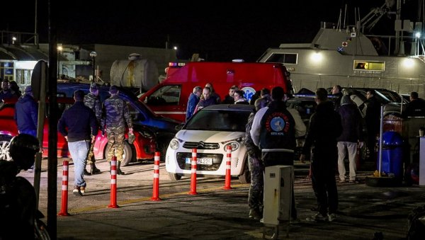 ПОГИНУЛО НАЈМАЊЕ 15 ЉУДИ У НЕСРЕЋИ У ГРЧКОЈ: Брод се сударио са чамцем обалске страже - Међу повређенима и деца (ФОТО)