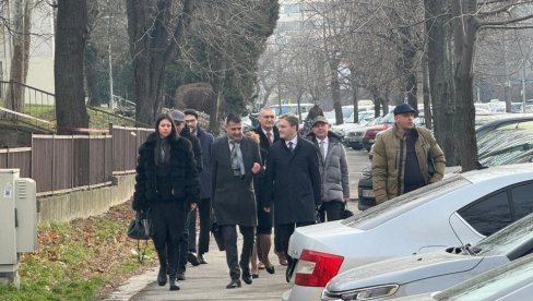 SELAKOVIĆ STIGAO U SPECIJALNI SUD: Počinje suđenje za slučaj „Generalštab“ - blokaderi, predvođeni Milivojevićem, divljaju ispred suda